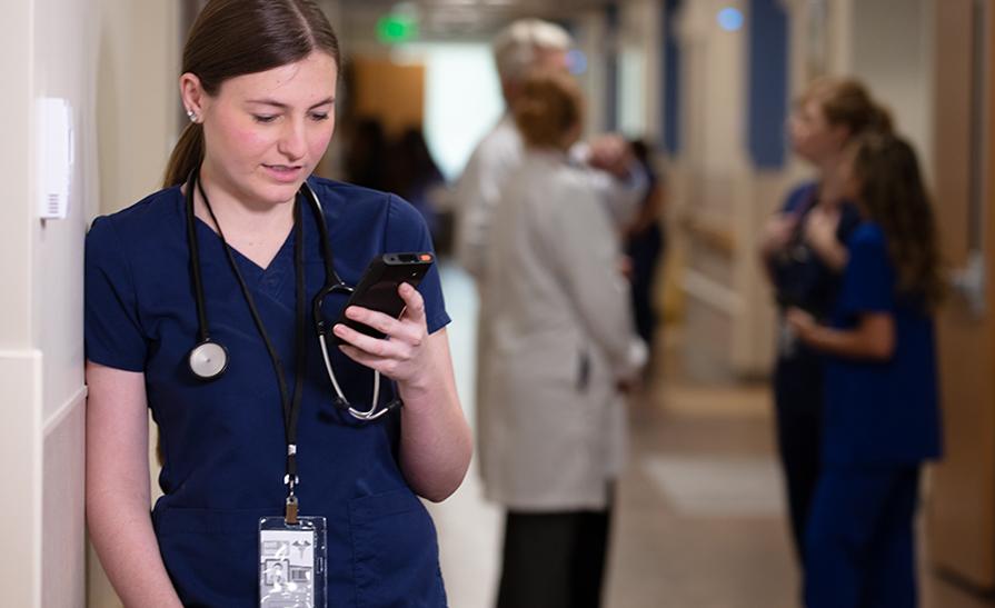 Enfermeira segurando um smartphone